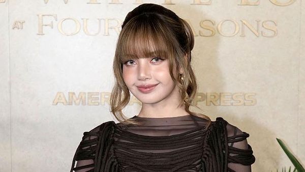 7 Gaya Lisa BLACKPINK di Lokasi Syuting The White Lotus 3, Naik Motor Karbu