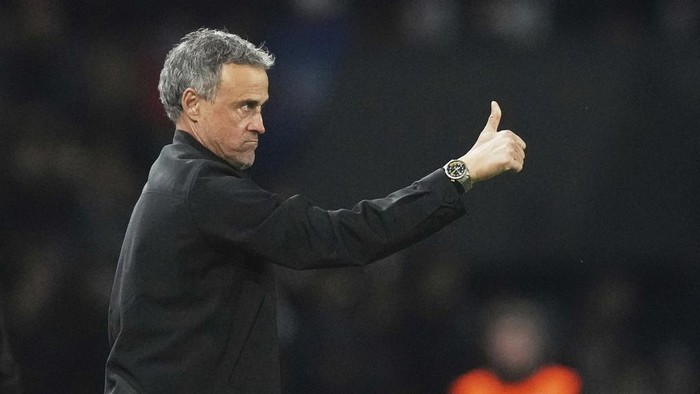 PSGs head coach Luis Enrique reacts during the Champions League quarterfinal first leg soccer match between Paris Saint-Germain and Aston Villa at Parc des Princes stadium in Paris, Wednesday, April 9, 2025. (AP Photo/Thibault Camus)