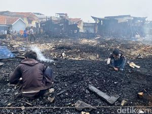 Kobaran Api yang Hanguskan 45 Jongko dan 3 Rumah Warga di Sukahaji Kobaran Api yang Hanguskan 45 Jongko dan 3 Rumah Warga di Sukahaji