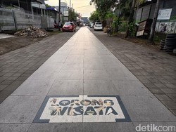 Pikir-pikir Lurah di Makassar Ganti Keramik Jalan Buakana Bikin Pemotor Jatuh