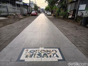 Lurah Buakana Makassar Lapor Dinas PU soal Jalan Keramik Bikin Pemotor Jatuh Lurah Buakana Makassar Lapor Dinas PU soal Jalan Keramik Bikin Pemotor Jatuh