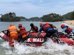 Upaya Tim SAR Cari 3 Santri Hilang Terseret Ombak di Pantai Balekambang