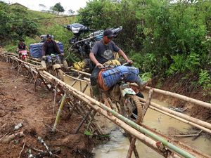 Perjuangan Warga Lewati Jalur Alternatif di Sulsel Akibat Jalan Rusak Perjuangan Warga Lewati Jalur Alternatif di Sulsel Akibat Jalan Rusak