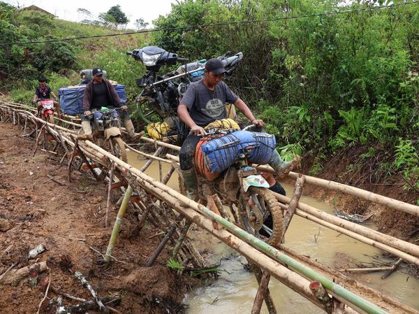 Perjuangan Warga Lewati Jalur Alternatif di Sulsel Akibat Jalan Rusak
