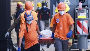 Petugas Evakuasi Jenazah Korban Runtuhnya Atap Kelab Malam di Dominika