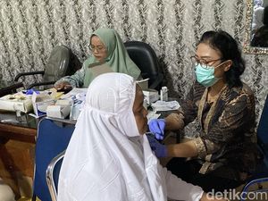 126 Calon Jemaah Haji di Parepare Disuntik Vaksin Meningitis dan Polio 126 Calon Jemaah Haji di Parepare Disuntik Vaksin Meningitis dan Polio