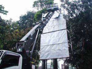 Pemkot Bongkar Reklame Tak Berizin di Lingkar Kebun Raya-Istana Bogor Pemkot Bongkar Reklame Tak Berizin di Lingkar Kebun Raya-Istana Bogor