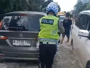 Banjir Jalintim Muba Sudah Bisa Dilalui 2 Jalur-Mobil Kecil Diimbau Tak Melintas Banjir Jalintim Muba Sudah Bisa Dilalui 2 Jalur-Mobil Kecil Diimbau Tak Melintas
