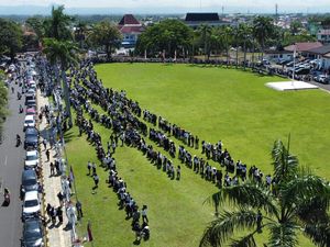Rumah Dinas Gubernur Bengkulu Diserbu Ribuan Pencari Kerja Rumah Dinas Gubernur Bengkulu Diserbu Ribuan Pencari Kerja