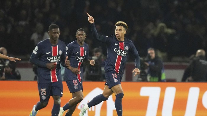 PSGs Desire Doue celebrates after scoring his sides first goal during the Champions League quarterfinal first leg soccer match between Paris Saint-Germain and Aston Villa at Parc des Princes stadium in Paris, Wednesday, April 9, 2025. (AP Photo/Thibault Camus)