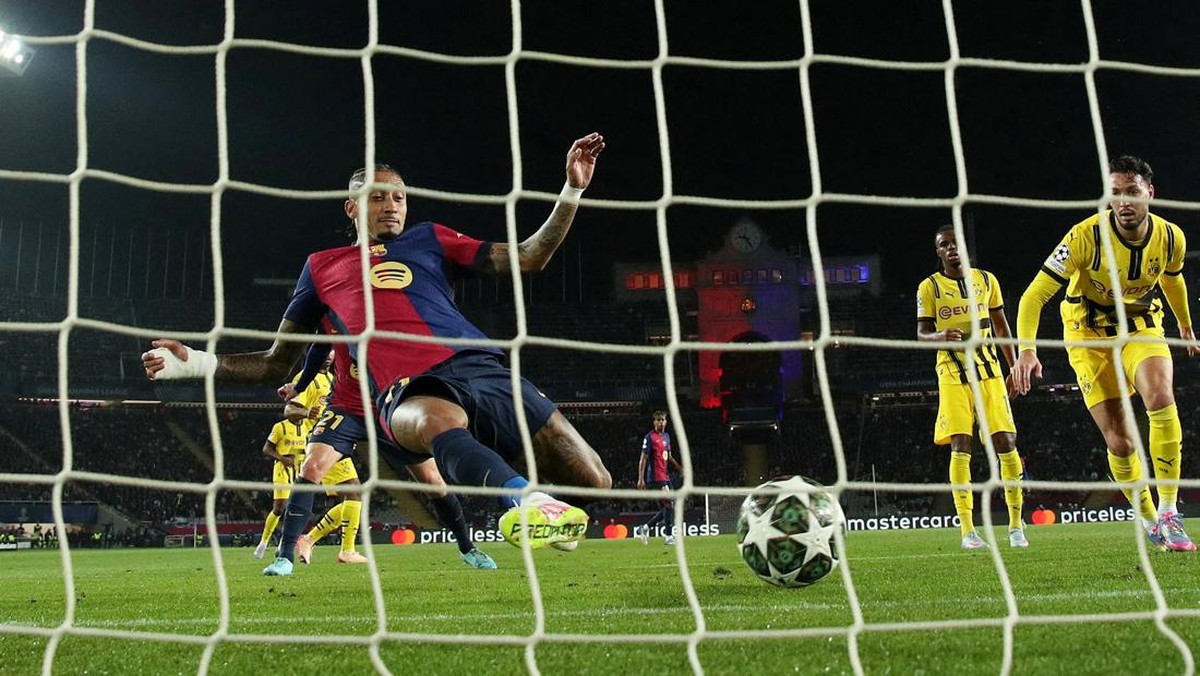 Raphinha minta maaf menyerobot gol Pau Cubarsi (REUTERS/Albert Gea)