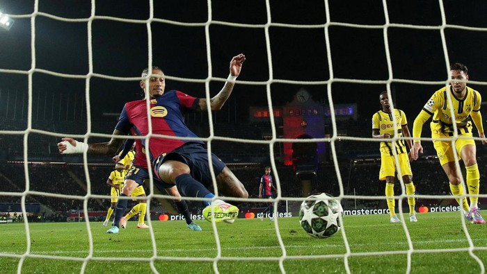 Soccer Football - Champions League - Quarter Final - First Leg - FC Barcelona v Borussia Dortmund - Estadi Olimpic Lluis Companys, Barcelona, Spain - April 9, 2025 FC Barcelonas Raphinha scores their first goal REUTERS/Albert Gea     TPX IMAGES OF THE DAY