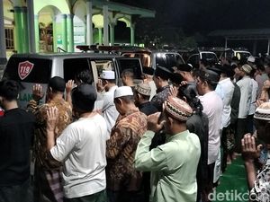 7 Korban Laka Panther Disalatkan di Ambulans, Dimakamkan 1 Liang Lahad 7 Korban Laka Panther Disalatkan di Ambulans, Dimakamkan 1 Liang Lahad