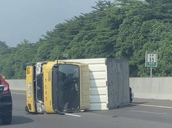 Truk di Tol Jagorawi Km 35 Terguling Usai Gagal Mendahului Mobil