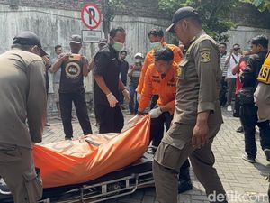 Ditemukan Jarum Suntik di Kamar Kos Sejoli Surabaya yang Tewas Ditemukan Jarum Suntik di Kamar Kos Sejoli Surabaya yang Tewas
