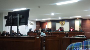 Hakim 'Blusukan' ke Rumah Suami Fenny Frans: Ada Apa? Hakim 'Blusukan' ke Rumah Suami Fenny Frans: Ada Apa?