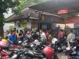 Warga Klaten Antusias Pemutihan Pajak, Antrean di Samsat Luber ke Jalan Warga Klaten Antusias Pemutihan Pajak, Antrean di Samsat Luber ke Jalan