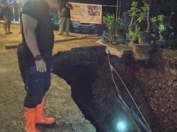 Halaman Warga Blitar Tiba-tiba Ambles Usai Hujan Deras