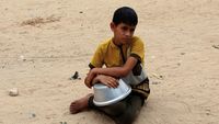 Tatapan Anak Gaza Saat Antre Makan