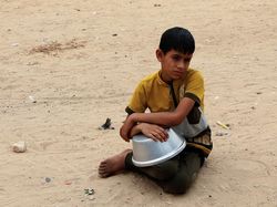 Tatapan Anak Gaza Saat Antre Makan