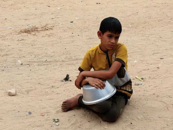 Tatapan Anak Gaza Saat Antre Makan