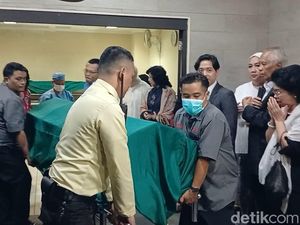 Video: Momen Jenazah Titiek Puspa Dibawa ke Rumah Duka