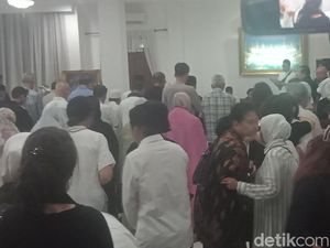 Potret Pelayat Salati Jenazah Titiek Puspa di Rumah Duka