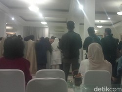 Suasana Haru Saat Jenazah Titiek Puspa Disalatkan