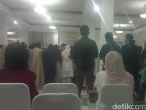 Suasana Haru Saat Jenazah Titiek Puspa Disalatkan Suasana Haru Saat Jenazah Titiek Puspa Disalatkan