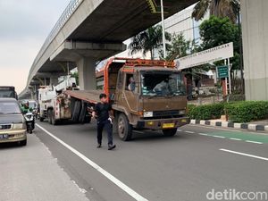 Truk Terguling di MT Haryono Sudah Dievakuasi, Lalin Mulai Terurai