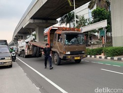 Truk Terguling di MT Haryono Sudah Dievakuasi, Lalin Mulai Terurai