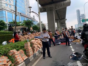 Truk Terguling di MT Haryono Saat Diderek Usai Tabrak Separator Busway