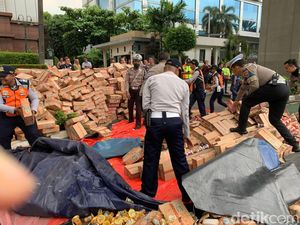 Warga Terjebak Macet 1,5 Jam Imbas Truk Terguling di MT Haryono Arah Semanggi Warga Terjebak Macet 1,5 Jam Imbas Truk Terguling di MT Haryono Arah Semanggi