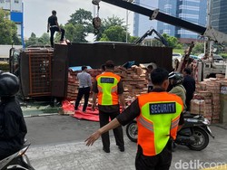 Truk Terguling di Jalan MT Haryono, Lalin Macet Parah