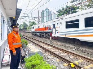 Kisah Petugas Jalur Lintasan Kereta 12 Tahun Tak Mudik Lebaran