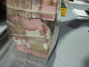 Penampakan Tumpukan Duit Palsu Rp 2,3 M Produksi Pabrik di Bogor Penampakan Tumpukan Duit Palsu Rp 2,3 M Produksi Pabrik di Bogor