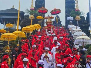 Ribuan Umat Hindu Ikuti Melasti Jelang Karya IBTK di Besakih Ribuan Umat Hindu Ikuti Melasti Jelang Karya IBTK di Besakih