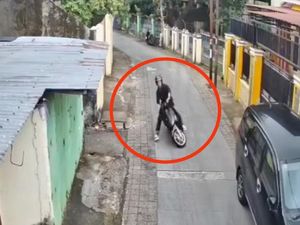 8 Pemotor di Makassar Terjatuh di Jalan Pakai Keramik Selama Sebulan 8 Pemotor di Makassar Terjatuh di Jalan Pakai Keramik Selama Sebulan