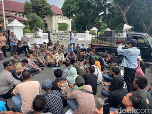 Usut Dugaan Korupsi, Warga Hulubanteng Geruduk Kantor Bupati Cirebon