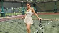 7 Gaya Wulan Guritno Main Tenis, Sporty Abis!