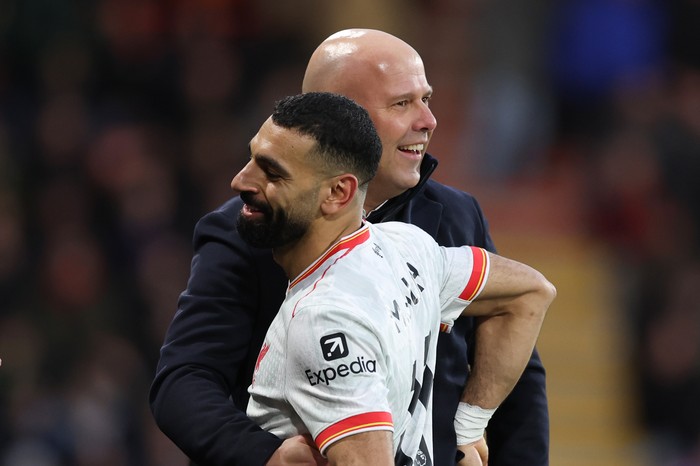 BOURNEMOUTH, ENGLAND - FEBRUARY 01: Arne Slot Manager of Liverpool celebrates with Mohamed Salah during the Premier League match between AFC Bournemouth and Liverpool FC at Vitality Stadium on February 01, 2025 in Bournemouth, England. (Photo by Catherine Ivill - AMA/Getty Images)