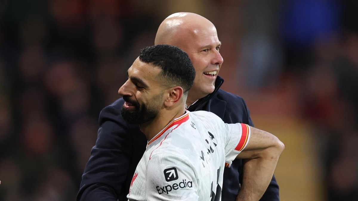 Arne Slot dan Mohamed Salah. (Foto: Getty Images/Catherine Ivill - AMA)