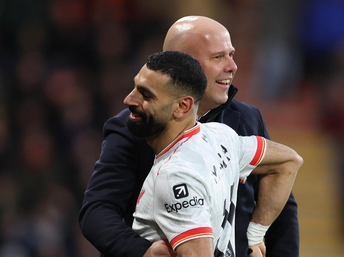 BOURNEMOUTH, ENGLAND - FEBRUARY 01: Arne Slot Manager of Liverpool celebrates with Mohamed Salah during the Premier League match between AFC Bournemouth and Liverpool FC at Vitality Stadium on February 01, 2025 in Bournemouth, England. (Photo by Catherine Ivill - AMA/Getty Images)