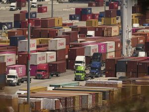 Aktivitas Pelabuhan Kargo Terbesar AS di Tengah Kebijakan Tarif Impor Trump