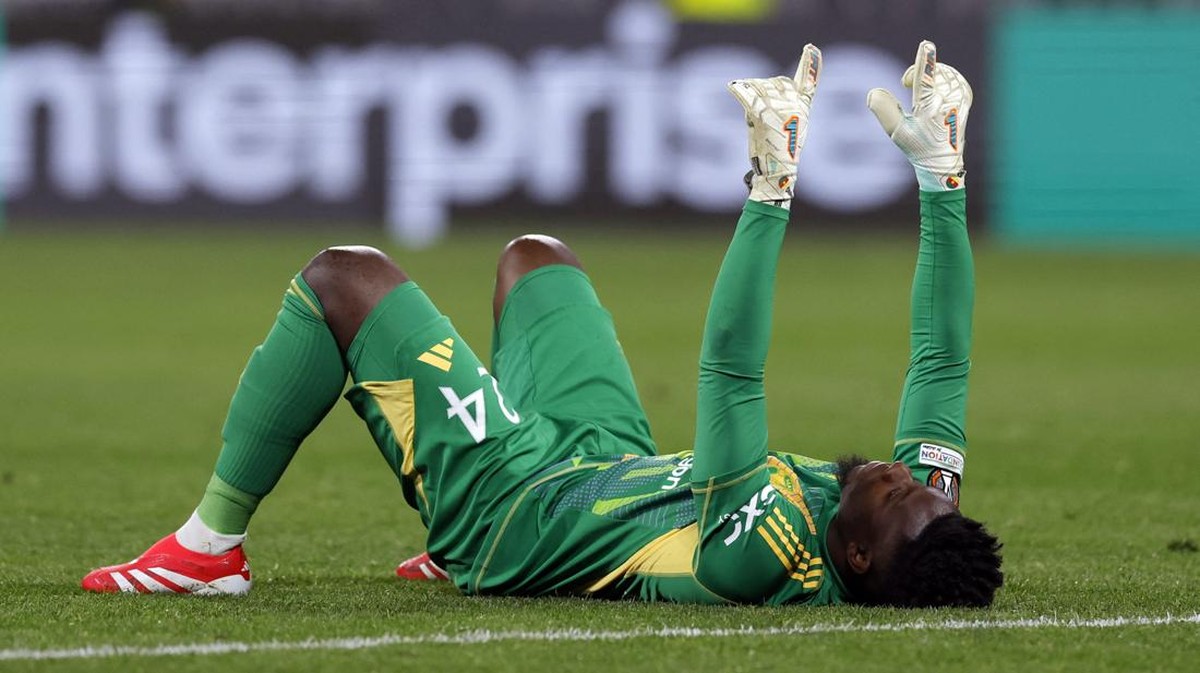 Andre Onana bikin dua blunder saat Manchester United diimbangi Lyon (Action Images via Reuters/Andrew Couldridge)