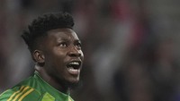 Sebelumnya Onana disorot karena blunder saat MU ditahan Lyon di Liga Europa. Kiper Senegal itu banyak melakukan kesalahan musim ini. (Foto: AP/Thibault Camus)