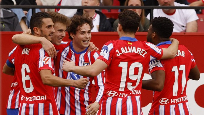 Atletico Madrid Soccer Football - LaLiga - Sevilla v Atletico Madrid - Ramon Sanchez Pizjuan, Seville, Spain - April 6, 2025 Atletico Madrids Pablo Barrios celebrates scoring their second goal with teammates REUTERS/Marcelo Del Pozo