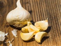 5 Manfaat Golden Garlic Beserta Cara Mengonsumsi dan Menyimpannya