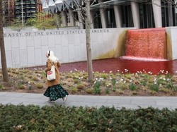 Video: Kala Kolam Kedutaan AS di London Berubah Jadi Merah Darah