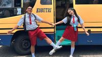 8 Gaya Unik Denny Caknan & Bella Bonita Tamasya Pakai Seragam Anak SD